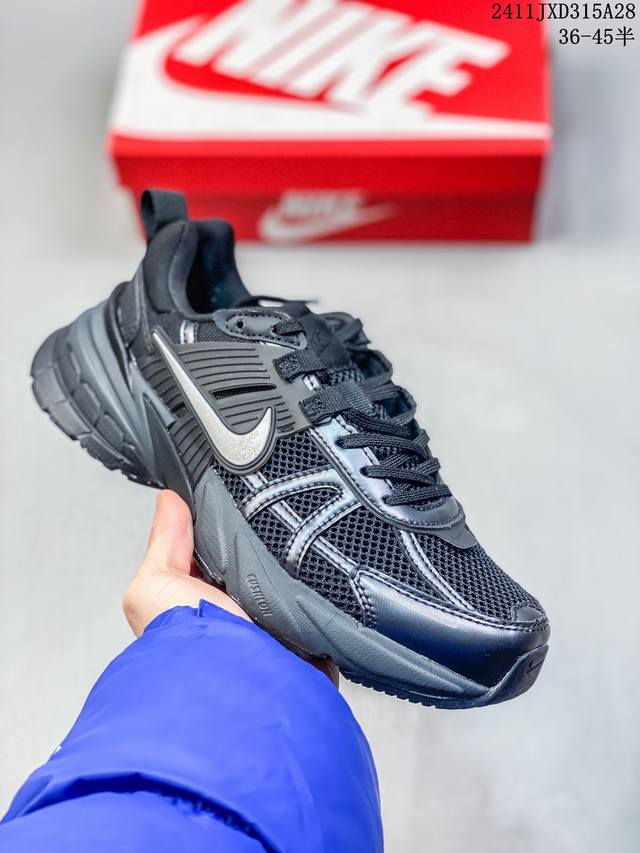 Nike 耐克 V2K Run 减震防滑 复古低帮跑步鞋 超火复古跑鞋，采用太空革组合呼吸网眼布鞋面材质，搭载正确4层组合底模，嵌入tpu加固稳定模块,双层md