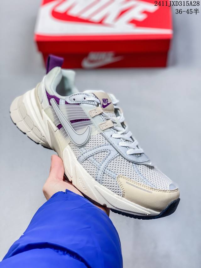 Nike 耐克 V2K Run 减震防滑 复古低帮跑步鞋 超火复古跑鞋，采用太空革组合呼吸网眼布鞋面材质，搭载正确4层组合底模，嵌入tpu加固稳定模块,双层md