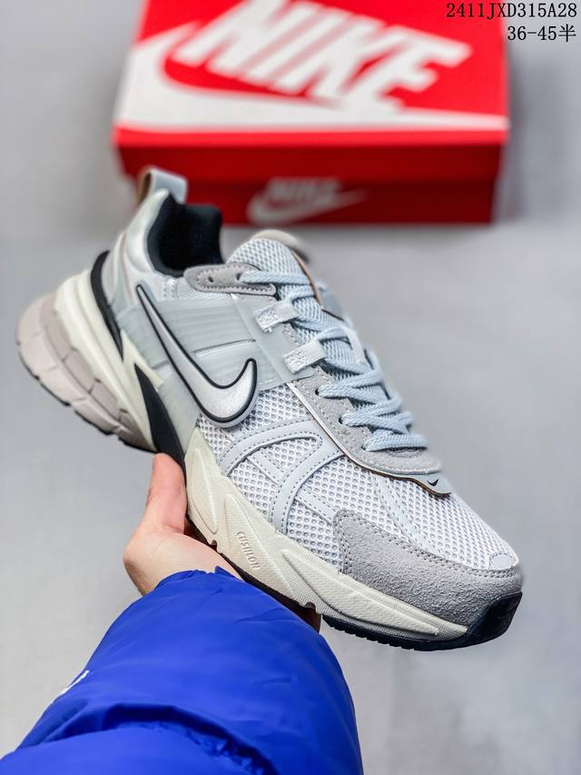 Nike 耐克 V2K Run 减震防滑 复古低帮跑步鞋 超火复古跑鞋，采用太空革组合呼吸网眼布鞋面材质，搭载正确4层组合底模，嵌入tpu加固稳定模块,双层md