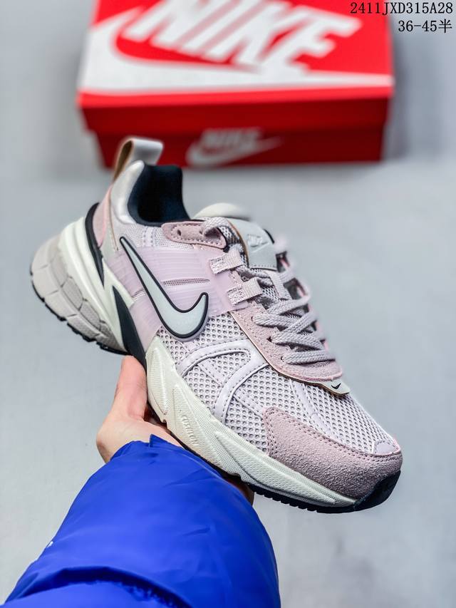 Nike 耐克 V2K Run 减震防滑 复古低帮跑步鞋 超火复古跑鞋，采用太空革组合呼吸网眼布鞋面材质，搭载正确4层组合底模，嵌入tpu加固稳定模块,双层md