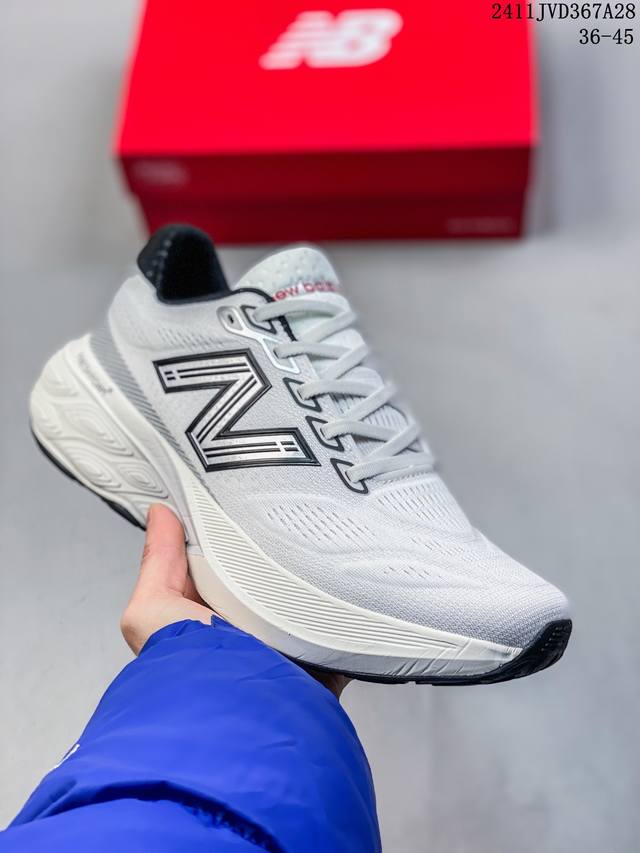 New Balance Nb 防滑耐磨低帮跑步鞋 黑白，拼接鞋面赋予双足出色的舒适感与酷爽体验。外观设计穿着简易，轻松灵活，能使双足无比轻盈，耐磨材质耐磨性强，