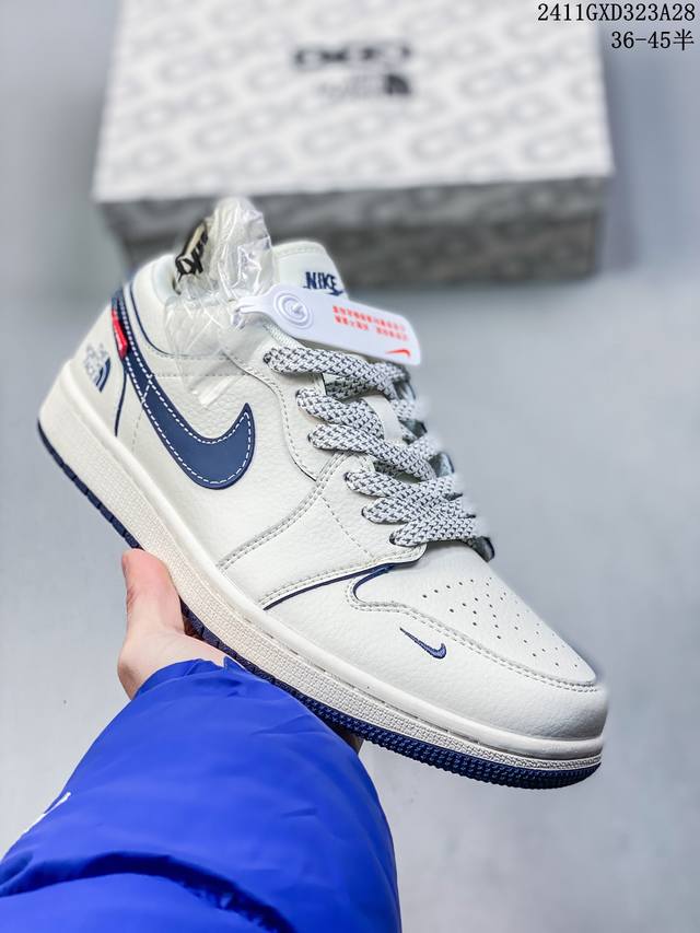 公司级带半码耐克nike Sb Zoom Dunk Low 板鞋 系列经典百搭休闲运动板鞋 鞋舌的填充，使舒适性大大提升，同时也更方便穿脱中底部分则加入了脚感柔