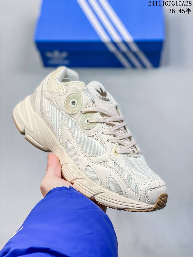 Adidas Original Astir 复古单品 Astir鞋款灵感来自2000年代的跑步款式，鞋面和超大号孔眼进行更新 复古色系搭配经典蓝白色 金色线条贯