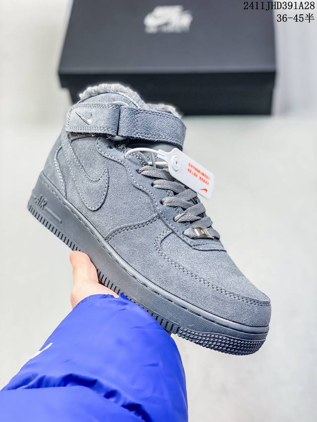 加绒nike Air Force 1 Low 空军一号高帮百搭休闲运动板鞋。柔软、弹性十足的缓震性能和出色的中底设计，横跨复古与现代的外型结合，造就出风靡全球三