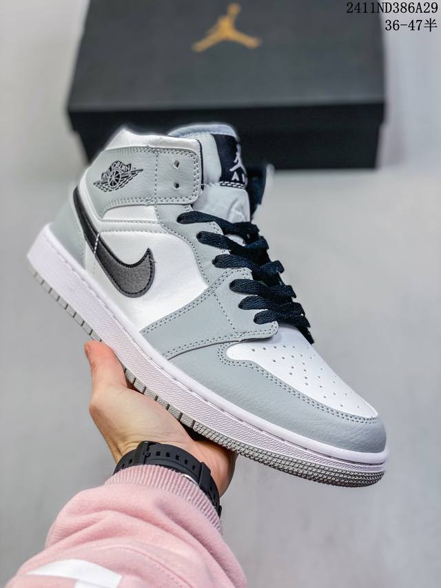 耐克 Nike Air Jordan 1 Retro High Og 乔丹一代篮球鞋复刻运动鞋 皮面高帮板鞋的设计灵感源自运动夹克，带你重温入选球队时刻。采用经