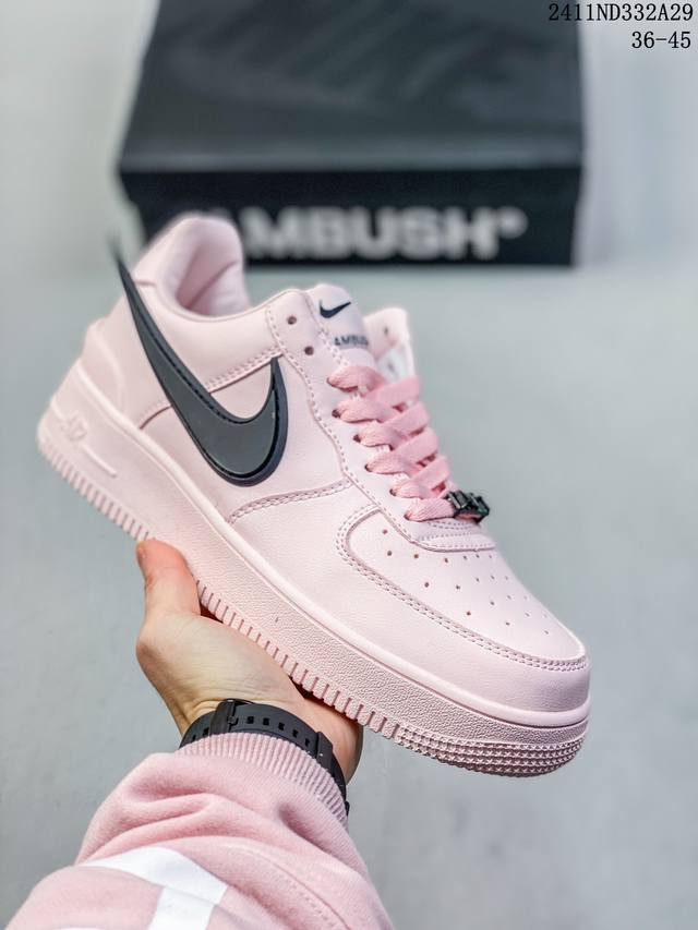 耐克 Nike Air Force 1 ’07 空军一号低帮百搭休闲运动板鞋。柔软、弹性十足的缓震性能和出色的中底设计，横跨复古与现代的外型结合，造就出风靡全球