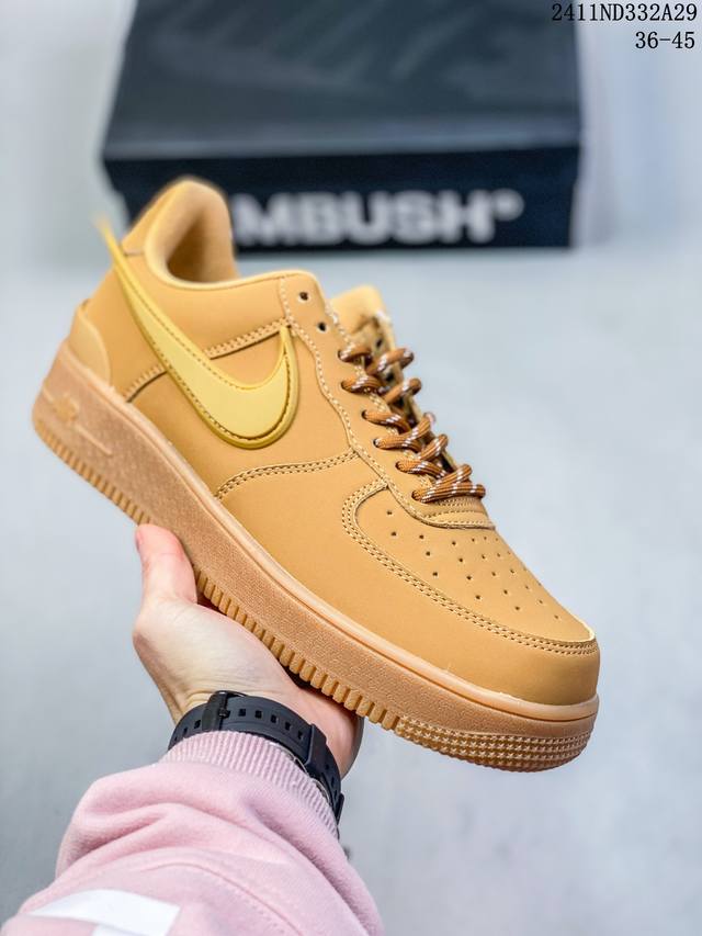 耐克 Nike Air Force 1 ’07 空军一号低帮百搭休闲运动板鞋。柔软、弹性十足的缓震性能和出色的中底设计，横跨复古与现代的外型结合，造就出风靡全球