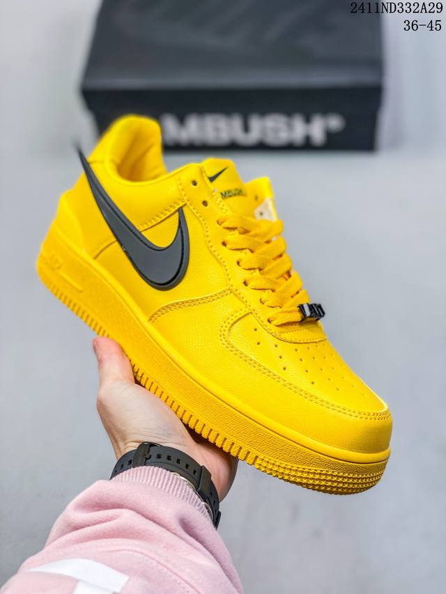 耐克 Nike Air Force 1 ’07 空军一号低帮百搭休闲运动板鞋。柔软、弹性十足的缓震性能和出色的中底设计，横跨复古与现代的外型结合，造就出风靡全球