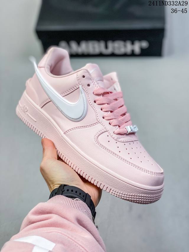 耐克 Nike Air Force 1 ’07 空军一号低帮百搭休闲运动板鞋。柔软、弹性十足的缓震性能和出色的中底设计，横跨复古与现代的外型结合，造就出风靡全球