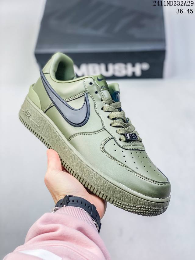 耐克 Nike Air Force 1 ’07 空军一号低帮百搭休闲运动板鞋。柔软、弹性十足的缓震性能和出色的中底设计，横跨复古与现代的外型结合，造就出风靡全球