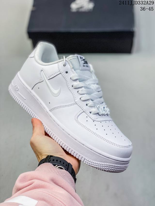 耐克 Nike Air Force 1 ’07 空军一号低帮百搭休闲运动板鞋。柔软、弹性十足的缓震性能和出色的中底设计，横跨复古与现代的外型结合，造就出风靡全球