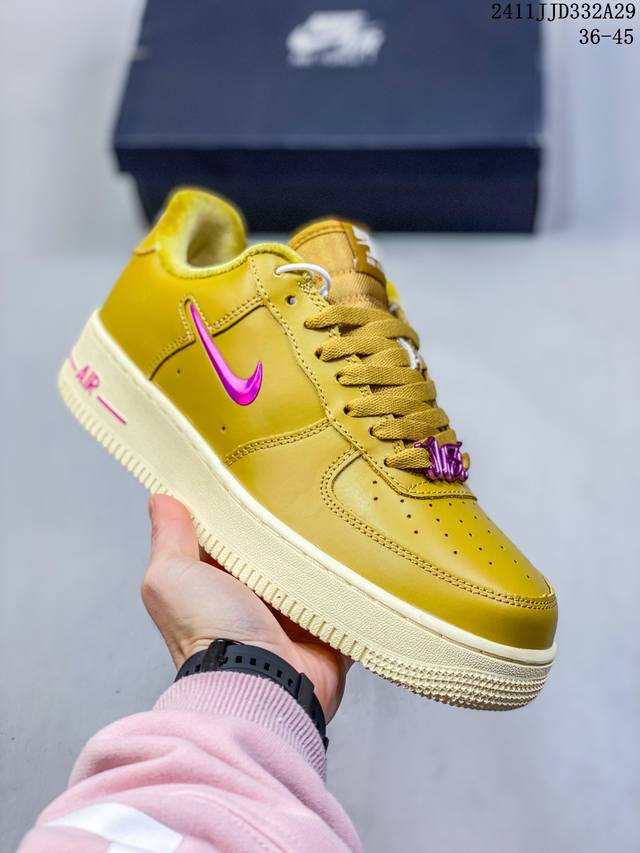 耐克 Nike Air Force 1 ’07 空军一号低帮百搭休闲运动板鞋。柔软、弹性十足的缓震性能和出色的中底设计，横跨复古与现代的外型结合，造就出风靡全球