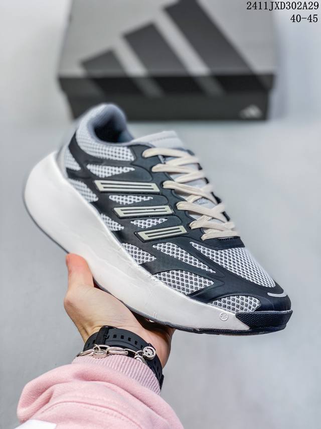 公司级adidas Adizero Aruku 全新跑鞋 浮现网络 以永动机为灵感的前卫造型 现代感十足的鞋面线条勾勒 格外引人注目 搭配丰沛的全新 Swirl