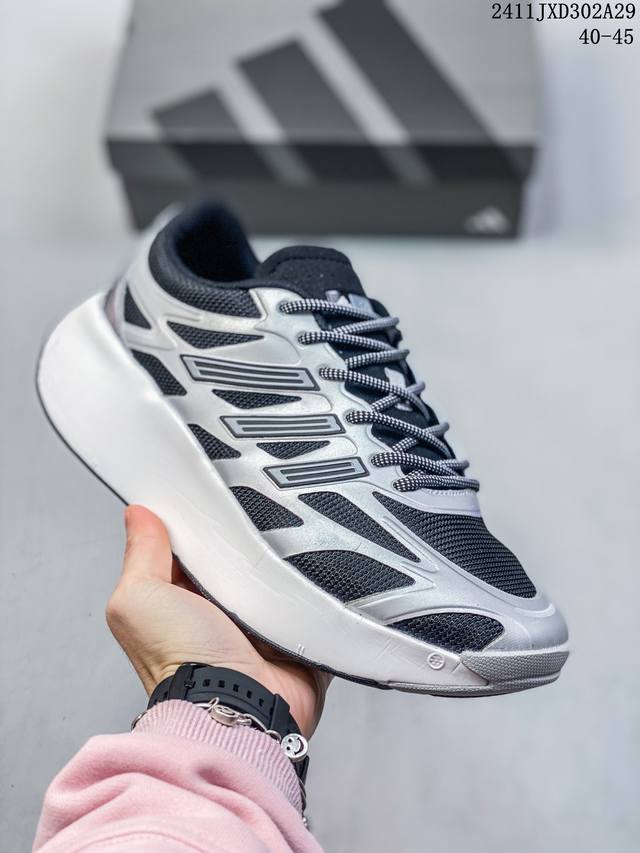 公司级adidas Adizero Aruku 全新跑鞋 浮现网络 以永动机为灵感的前卫造型 现代感十足的鞋面线条勾勒 格外引人注目 搭配丰沛的全新 Swirl