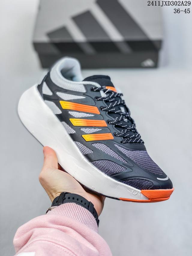 公司级adidas Adizero Aruku 全新跑鞋 浮现网络 以永动机为灵感的前卫造型 现代感十足的鞋面线条勾勒 格外引人注目 搭配丰沛的全新 Swirl