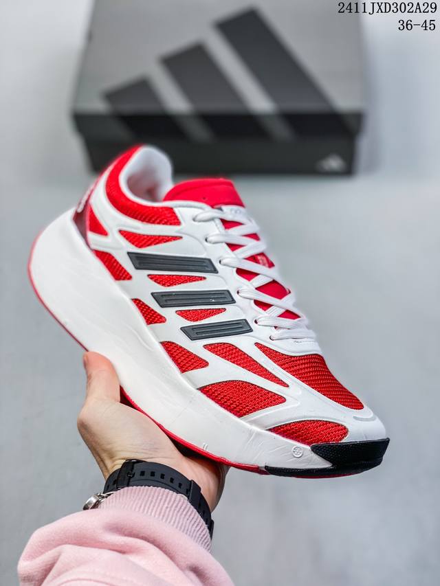 公司级adidas Adizero Aruku 全新跑鞋 浮现网络 以永动机为灵感的前卫造型 现代感十足的鞋面线条勾勒 格外引人注目 搭配丰沛的全新 Swirl