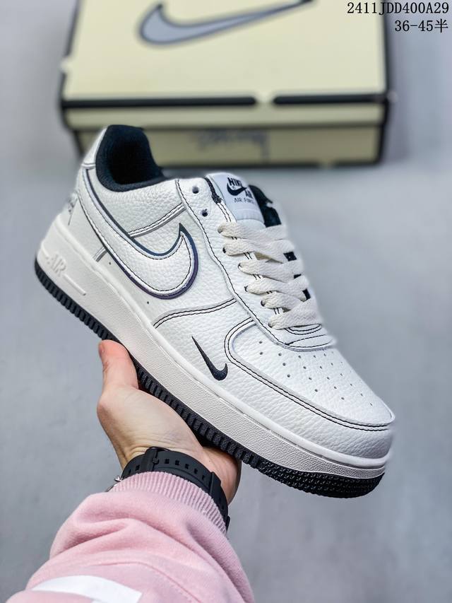 耐克 Nike Air Force 1 ’07 空军一号低帮百搭休闲运动板鞋。柔软、弹性十足的缓震性能和出色的中底设计，横跨复古与现代的外型结合，造就出风靡全球