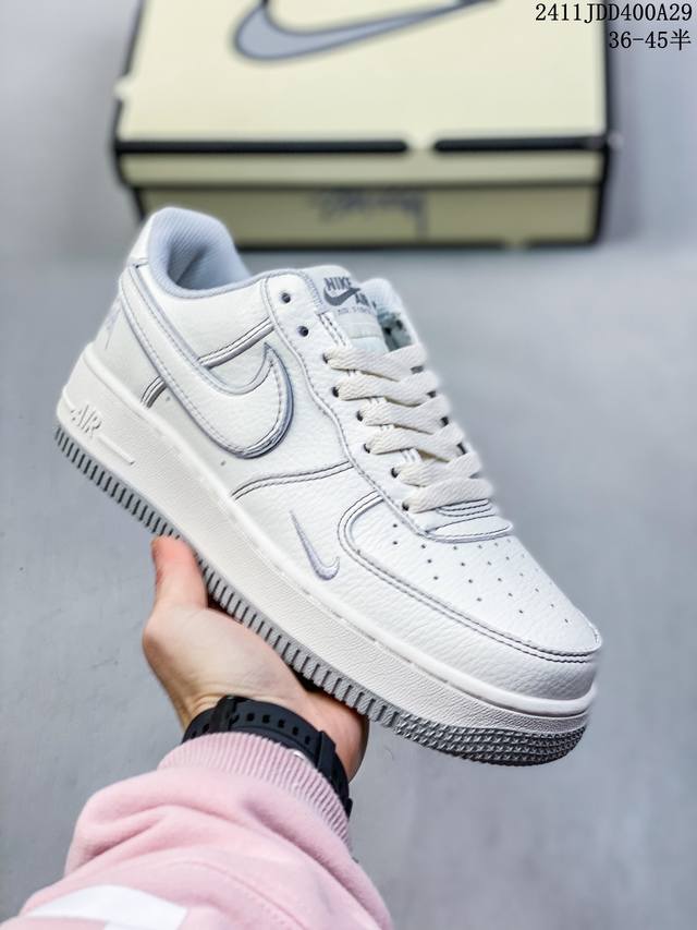 耐克 Nike Air Force 1 ’07 空军一号低帮百搭休闲运动板鞋。柔软、弹性十足的缓震性能和出色的中底设计，横跨复古与现代的外型结合，造就出风靡全球