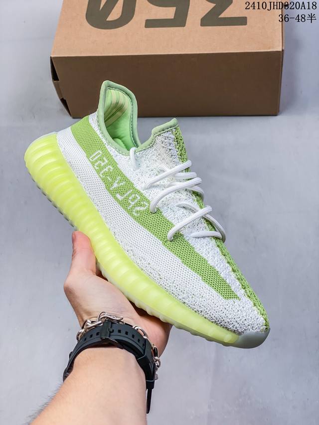 Adidas 阿迪达斯 Yeezy Boost 350 V2 椰子 巴斯夫 休闲透气缓震舒适 百搭轻便中底慢跑鞋 椰子鞋经典运动鞋中性跑鞋，是adidas Ye