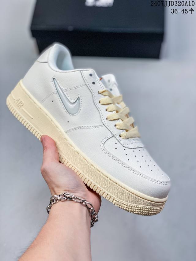 耐克nike Air Force 1 Low 空军一号 Af1 低帮百搭厚底增高休闲运动板鞋。柔软、弹性十足的缓震性能和出色的中底设计，横跨复古与现代的外型结合