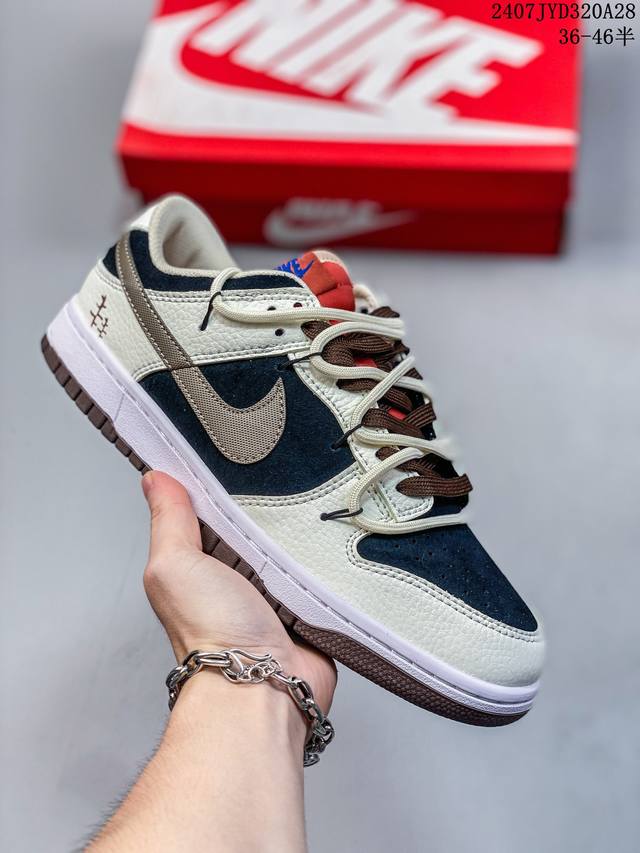 公司级！Futura X Nike Dunk Low Sb联名 解构绑带滑板鞋 这双鞋带系统延续了今年的代表性风格，搭配亮粉色鞋带，保持了 Dunk Sb Lo