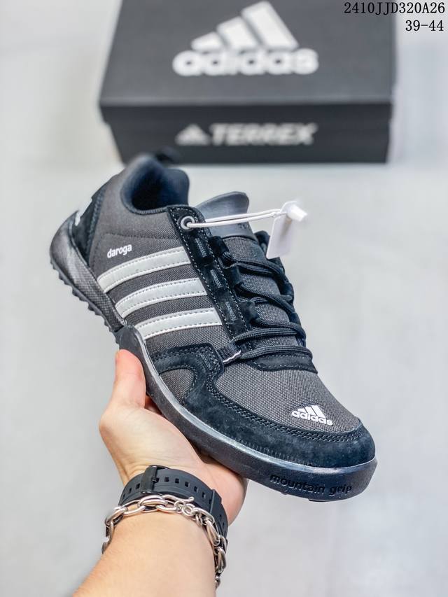 阿迪达斯 Adidas 新款男女鞋 Daroga Plus Canvas Shoes 徒步越野户外运动鞋这款可折叠户外运动鞋,旨在为远足和旅行打造。帆布鞋面,搭