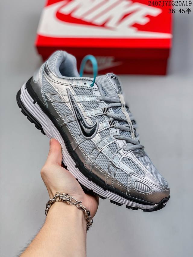 耐克nike P-6000 跑鞋内外侧都用了红色的钩子，采用透气材料，搭配匠心覆面，再现千禧年代的跑鞋风格，塑就大气外观。鞋款秉承 Nike Pegasus 2