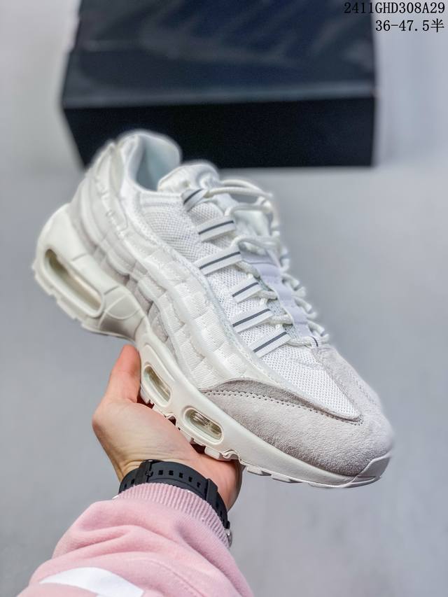 Nike 耐克 Air Max 95 潮流百搭 气垫缓震慢跑鞋 休闲防滑运动鞋！Nike耐克跑步鞋经典透气舒适运动鞋休闲鞋。为了迎接今年的世界地球日，Nike