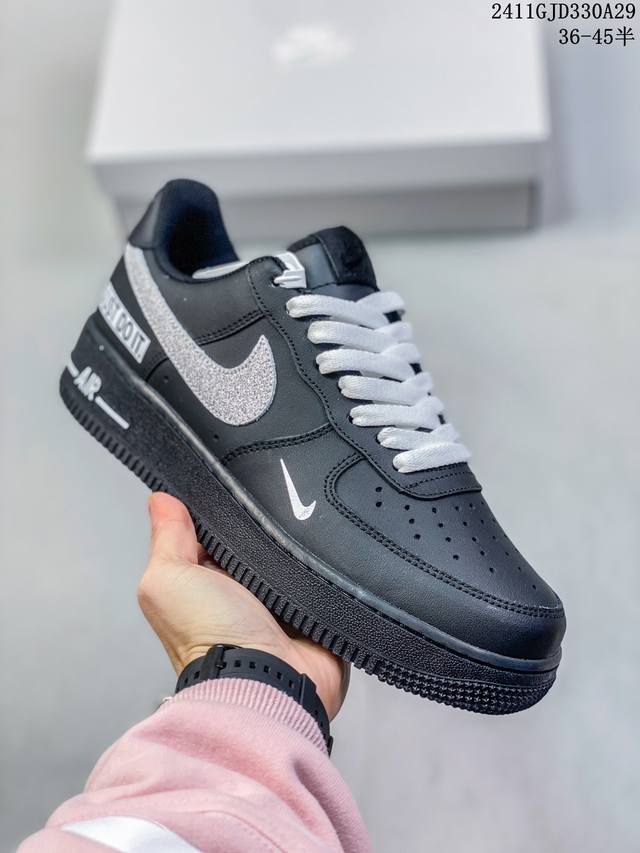 公司级带半码耐克nike Air Force 1‘07 空军一号低帮百搭休闲运动板鞋。柔软、弹性十足的缓震性能和出色的中底设计，横跨复古与现代的外型结合，造就出