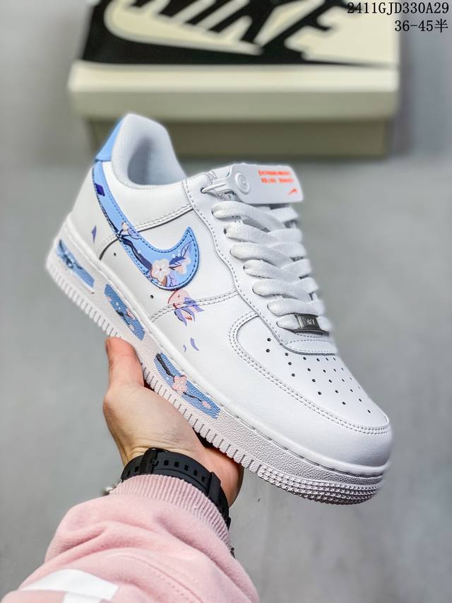 公司级带半码耐克nike Air Force 1‘07 空军一号低帮百搭休闲运动板鞋。柔软、弹性十足的缓震性能和出色的中底设计，横跨复古与现代的外型结合，造就出