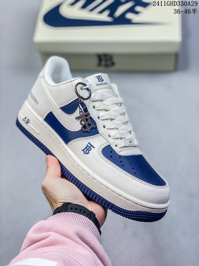 公司级带半码耐克nike Air Force 1‘07 空军一号低帮百搭休闲运动板鞋。柔软、弹性十足的缓震性能和出色的中底设计，横跨复古与现代的外型结合，造就出