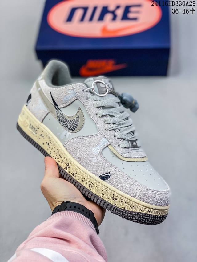 公司级带半码耐克nike Air Force 1‘07 空军一号低帮百搭休闲运动板鞋。柔软、弹性十足的缓震性能和出色的中底设计，横跨复古与现代的外型结合，造就出