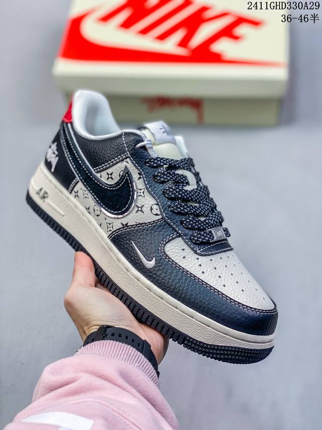 公司级带半码耐克nike Air Force 1‘07 空军一号低帮百搭休闲运动板鞋。柔软、弹性十足的缓震性能和出色的中底设计，横跨复古与现代的外型结合，造就出