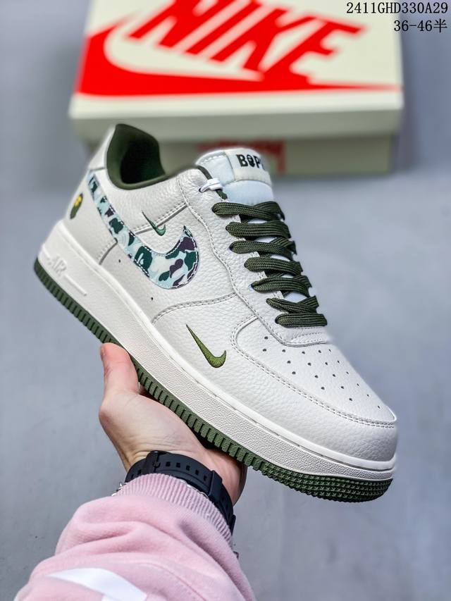 公司级带半码耐克nike Air Force 1‘07 空军一号低帮百搭休闲运动板鞋。柔软、弹性十足的缓震性能和出色的中底设计，横跨复古与现代的外型结合，造就出