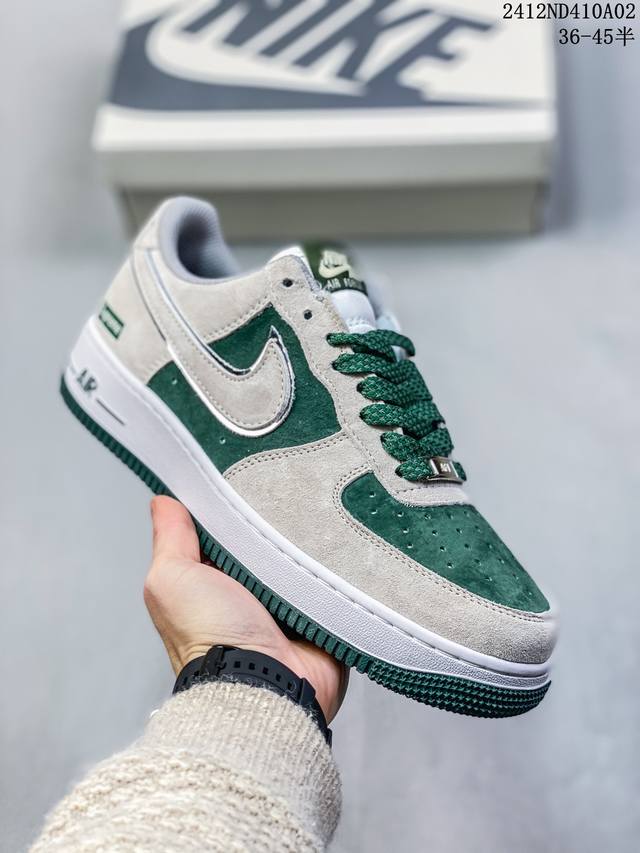 双十二福利事业带半码耐克nike Air Force 1‘07 空军一号低帮百搭休闲运动板鞋。柔软、弹性十足的缓震性能和出色的中底设计，横跨复古与现代的外型结合