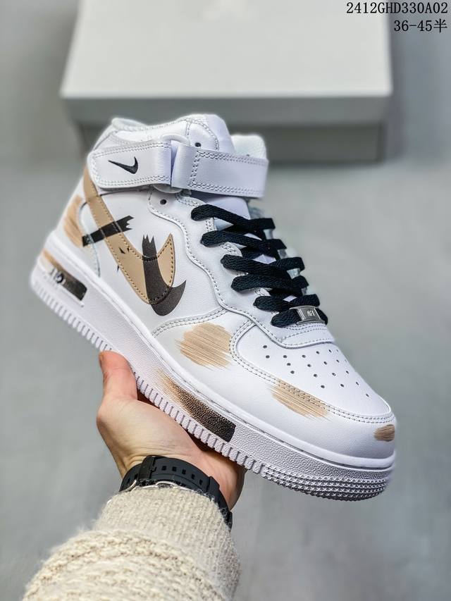 公司级带半码耐克nike Air Force 1‘07 空军一号低帮百搭休闲运动板鞋。柔软、弹性十足的缓震性能和出色的中底设计，横跨复古与现代的外型结合，造就出