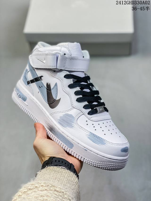 公司级带半码耐克nike Air Force 1‘07 空军一号低帮百搭休闲运动板鞋。柔软、弹性十足的缓震性能和出色的中底设计，横跨复古与现代的外型结合，造就出