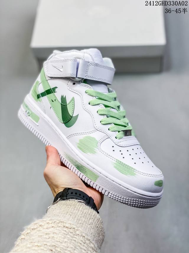 公司级带半码耐克nike Air Force 1‘07 空军一号低帮百搭休闲运动板鞋。柔软、弹性十足的缓震性能和出色的中底设计，横跨复古与现代的外型结合，造就出