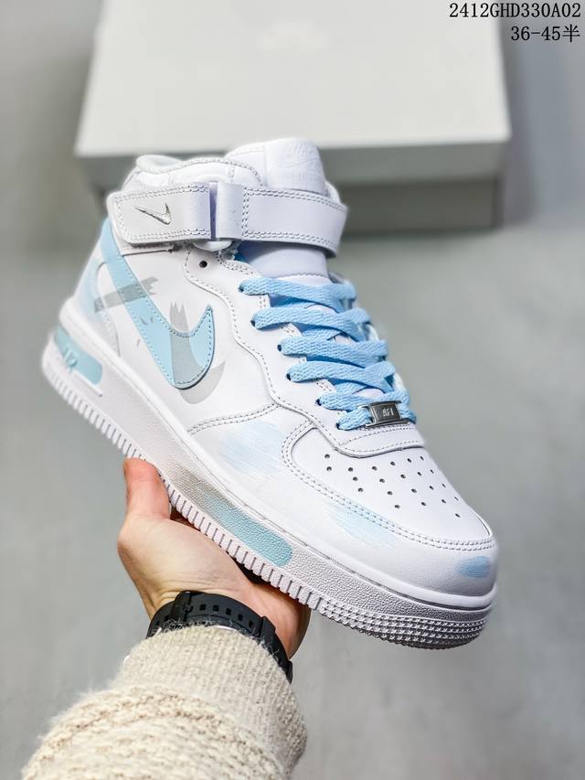 公司级带半码耐克nike Air Force 1‘07 空军一号低帮百搭休闲运动板鞋。柔软、弹性十足的缓震性能和出色的中底设计，横跨复古与现代的外型结合，造就出