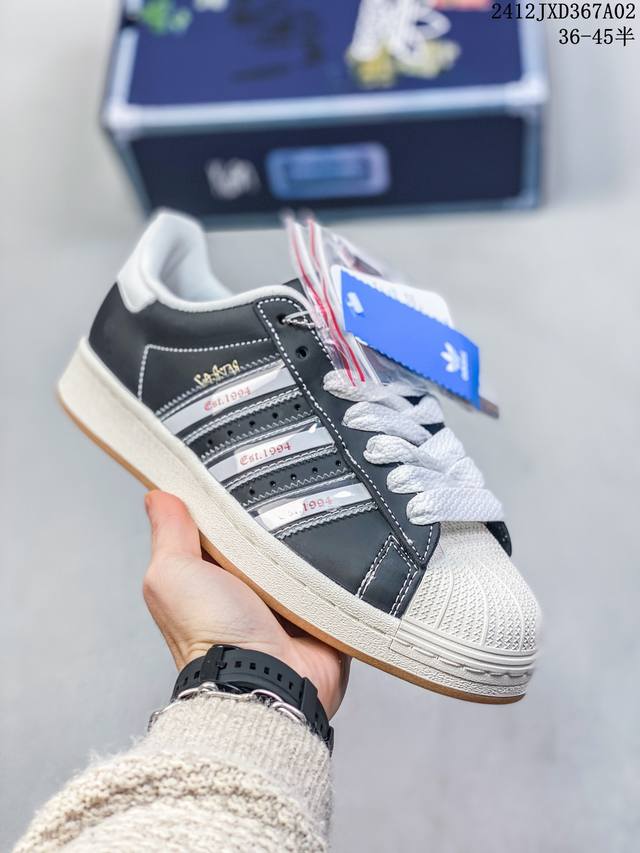 Korn X Adidas Originals Campus 潮流舒适减震耐磨 低帮 板鞋 白黑，此款鞋采用近几年比较流行的版型设计，外观时尚大气。鞋底采用耐磨