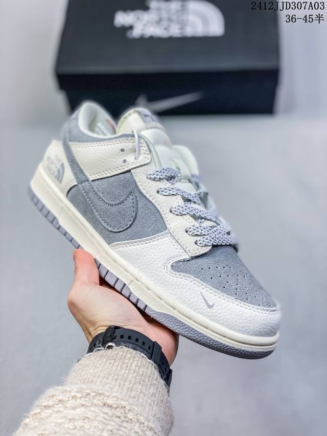 公司级带半码耐克nike Sb Zoom Dunk Low 板鞋 系列经典百搭休闲运动板鞋 鞋舌的填充，使舒适性大大提升，同时也更方便穿脱中底部分则加入了脚感柔