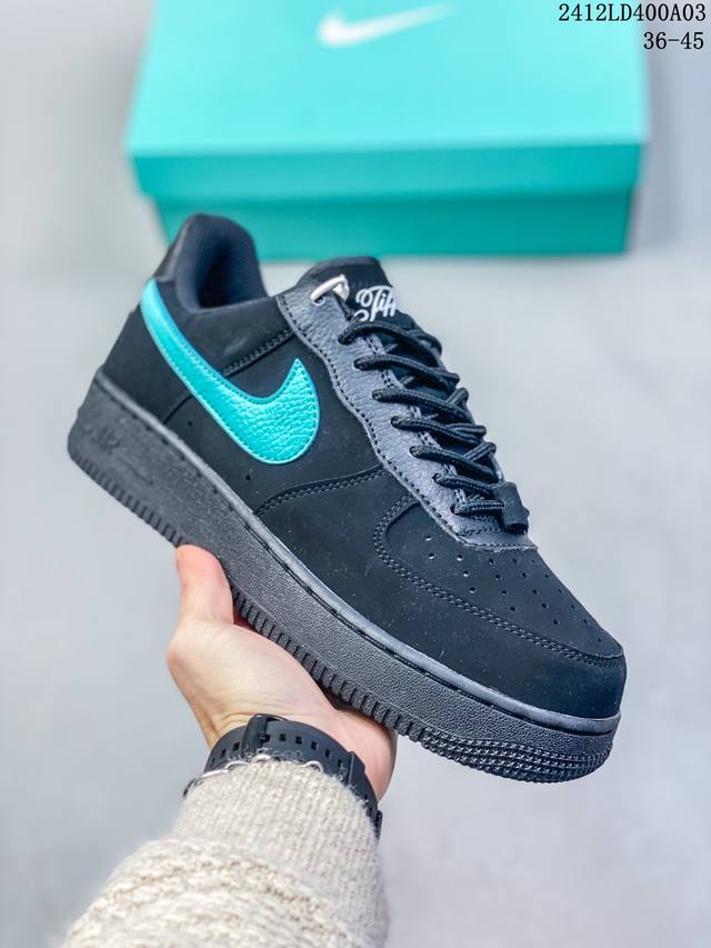 双十二福利特价带半码耐克nike Air Force 1‘07 空军一号低帮百搭休闲运动板鞋。柔软、弹性十足的缓震性能和出色的中底设计，横跨复古与现代的外型结合