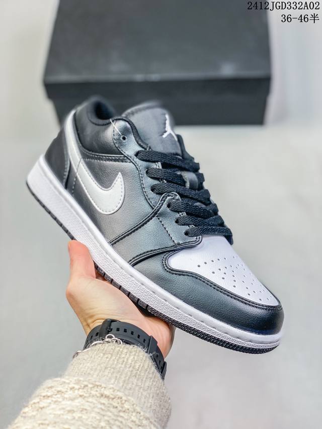 真标带半码 Air Jordan 1 Low Se 低帮 彼岸来客 Aj1 乔丹1代 Aj1 乔1 低邦 美拉德 缝线菱形格 黑棕 乔丹篮球鞋系列 该定制鞋款采