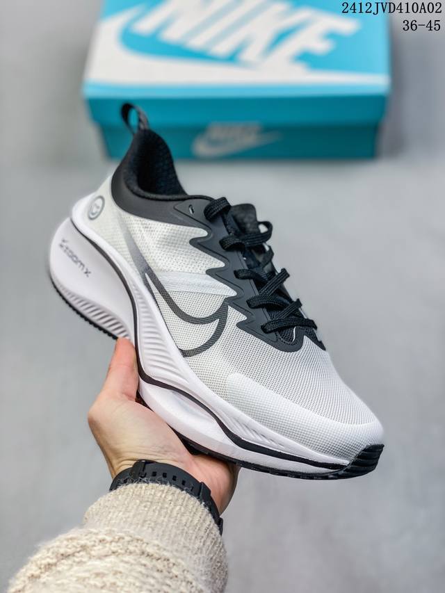 真标nike Air Zoom Winflo 25 网透面气 训跑练步鞋 该鞋款采用改良版网眼布和增加泡棉设计，专为驾驭耐力跑而设计，出色的缓震性能可助力你心无