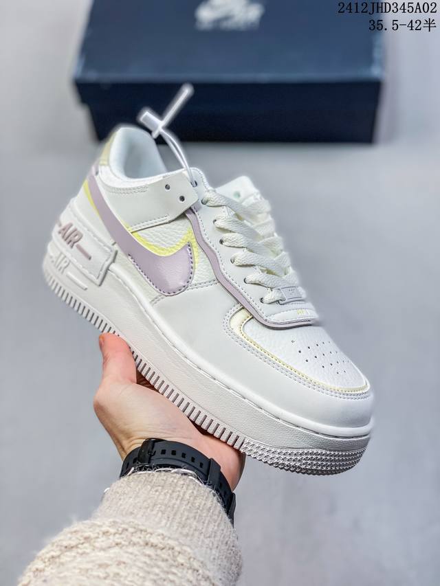 Nike 耐克低帮板鞋 空军一号 Af1马卡龙 Af1厚底增高百搭运动板鞋 Nike Air Force 1 “Shadow” 造型设计上与 Sacai X N