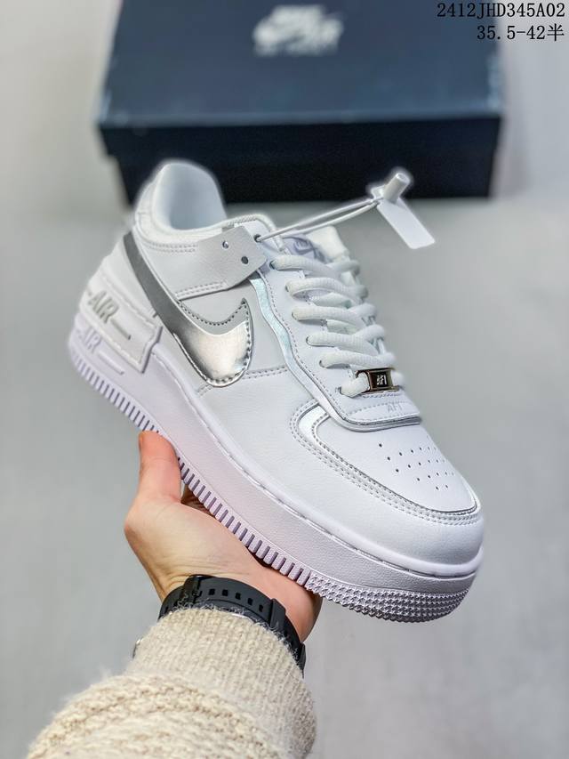 Nike 耐克低帮板鞋 空军一号 Af1马卡龙 Af1厚底增高百搭运动板鞋 Nike Air Force 1 “Shadow” 造型设计上与 Sacai X N