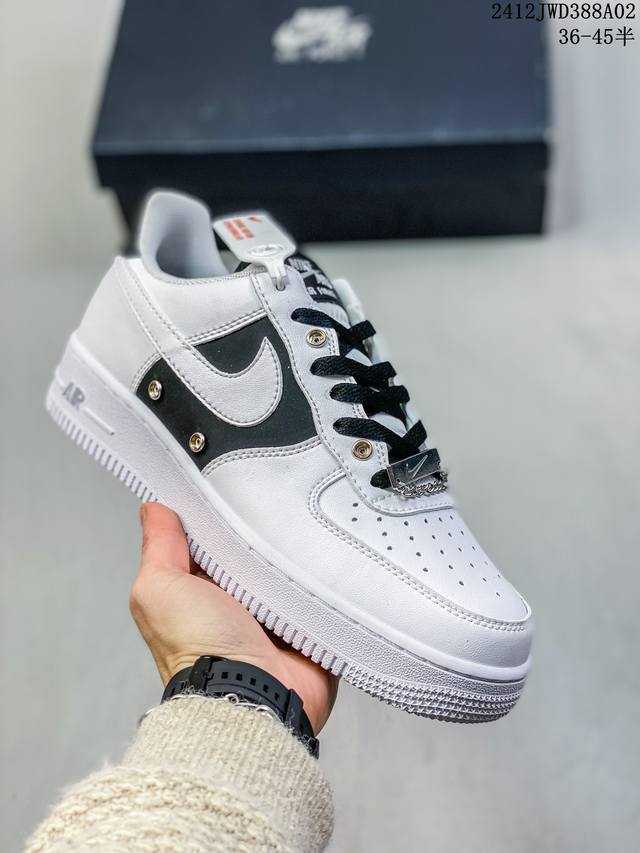 公司级带半码耐克nike Air Force 7 空军一号低帮百搭休闲运动板鞋。柔软、弹性十足的缓震性能和出色的中底设计，横跨复古与现代的外型结合，造就出风靡全