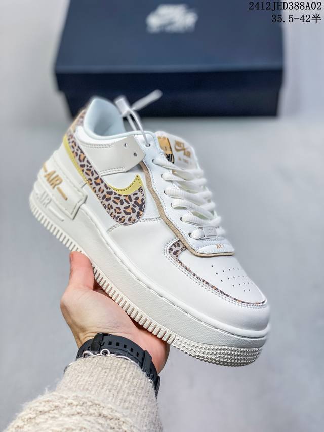 Nike 耐克低帮板鞋 空军一号 Af1马卡龙 Af1厚底增高百搭运动板鞋 Nike Air Force 1 “Shadow” 造型设计上与 Sacai X N