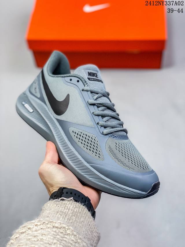 耐克nike Air Zoom Winflo 7X 登月系列网透面气 训跑练步鞋 内置zoom气垫 脚回感弹感受非常直接. 尺码：39-44 编码：12Ny33