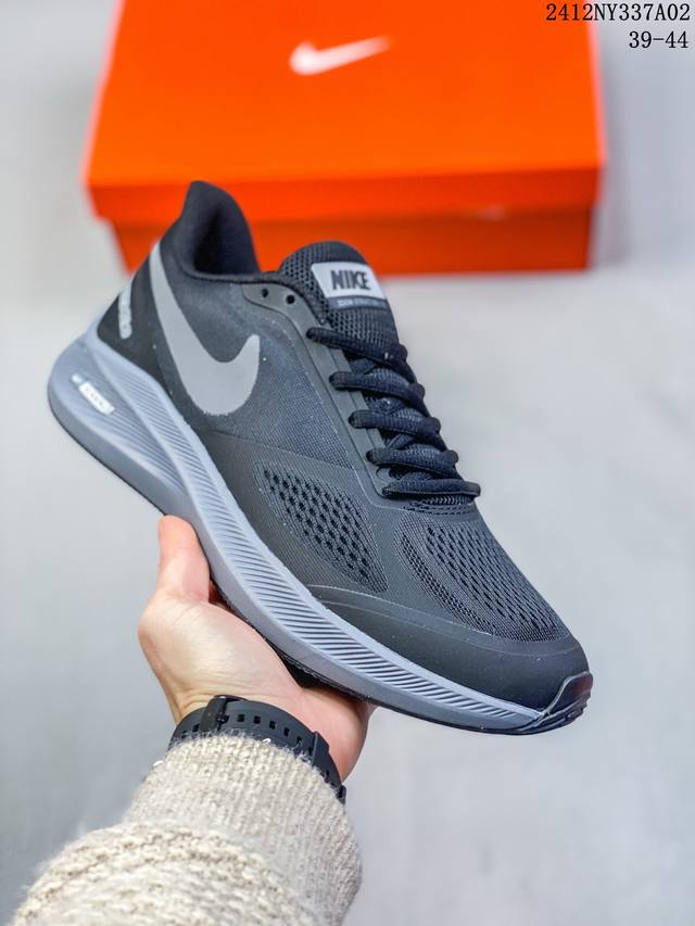 耐克nike Air Zoom Winflo 7X 登月系列网透面气 训跑练步鞋 内置zoom气垫 脚回感弹感受非常直接. 尺码：39-44 编码：12Ny33